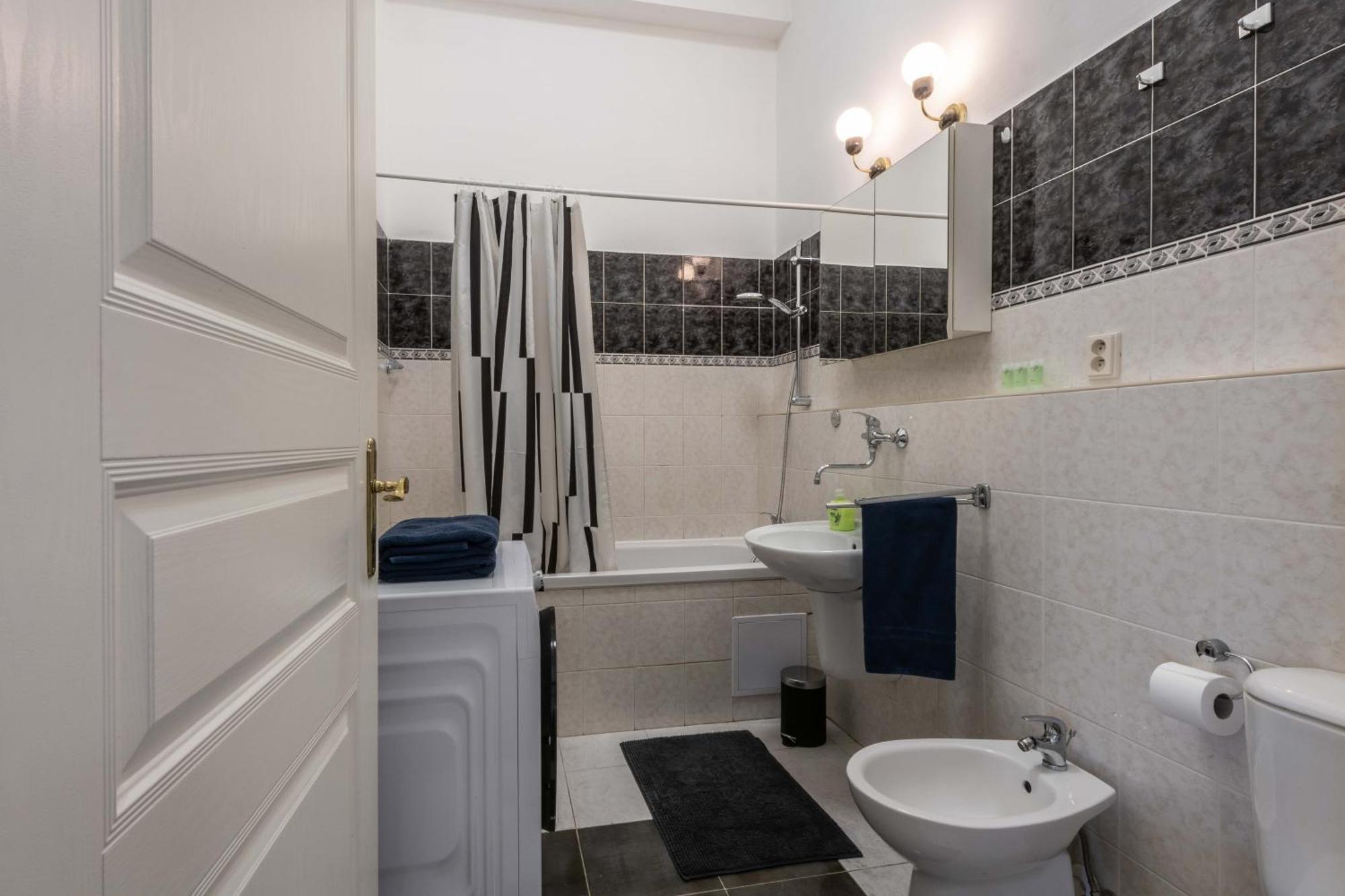 Centrally Located 3Bd Home Near National Museum Прага Экстерьер фото